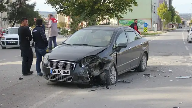 İki otomobil çarpıştı: 1 yaralı