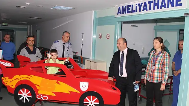 Araba sedyeyle çocuklar ameliyata güle oynaya gidiyor
