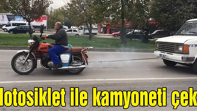 Motosiklet ile kamyoneti çekti