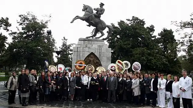 Hemşireler Atatürk anıtına çelenk bıraktı