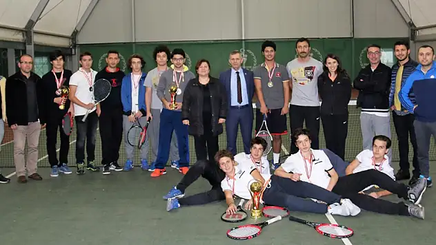 Okullararasi Tenis Il Birinciliği Müsabakalari Sona Erdi