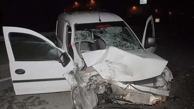 Kamyonet tıra çarptı