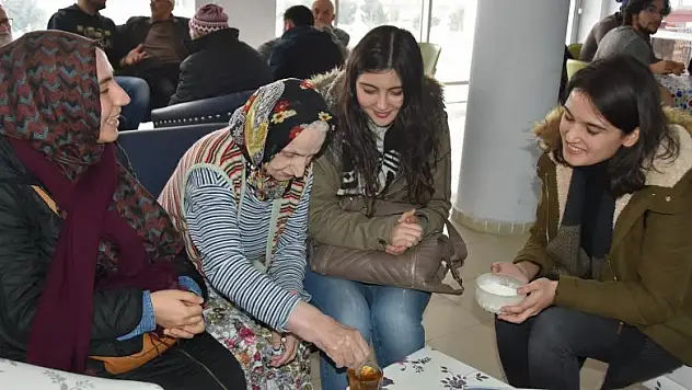 OMÜ'lü öğrenciler huzurevinde yaşlılarla buluştu