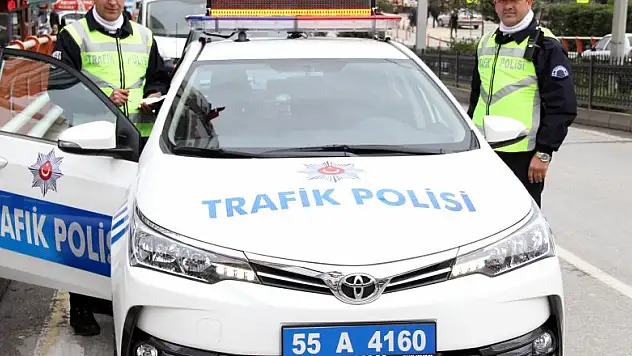  Trafik polisleri led tabela ile uyarıyor