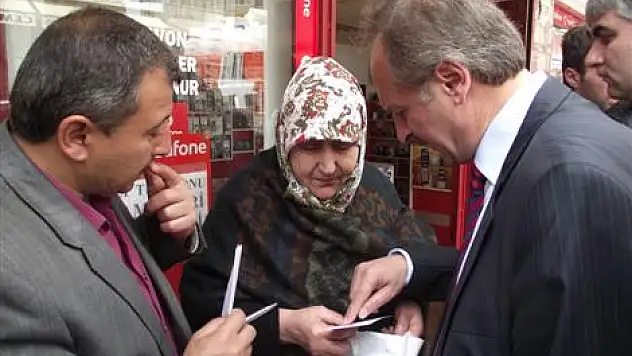 Aday Özden'den yardım eli