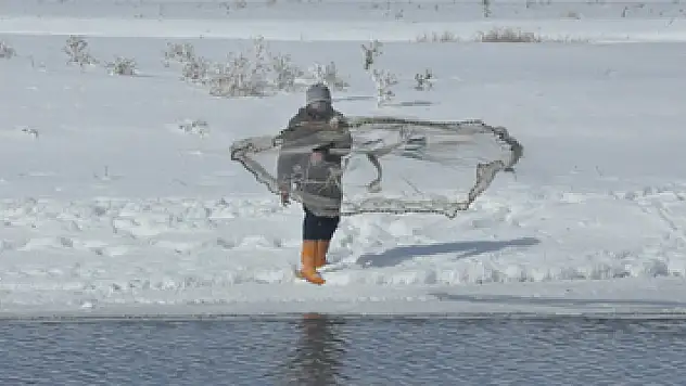 Eksi 20 derecede balık avlıyorlar