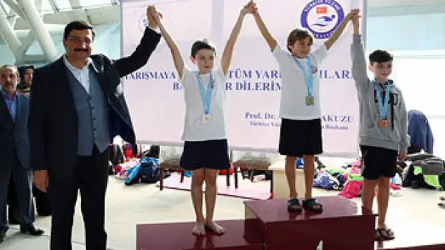 Yüzme atlama şampiyonası nefesleri kesti