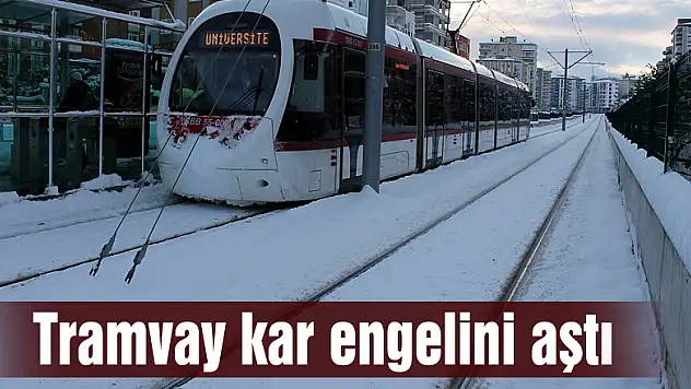 Tramvay kar engelini aştı
