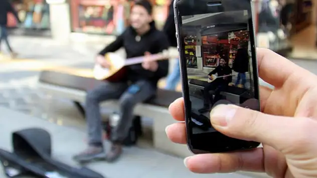 Şehir şehir gezerek sokak müzisyenliği yapıyor