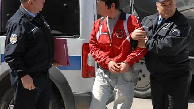 Büfeciyi hastanelik edip içkileri gasp ettiler