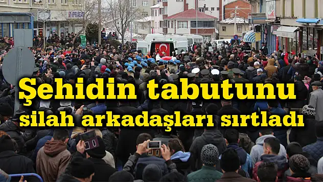 Şehidin tabutunu silah arkadaşları sırtladı