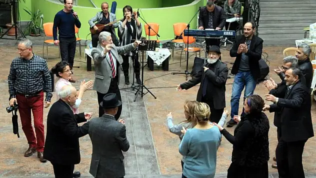 Huzurevi sakinleri gönüllerince eğlendi