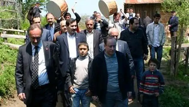 Özden'e davul zurnalı karşılama