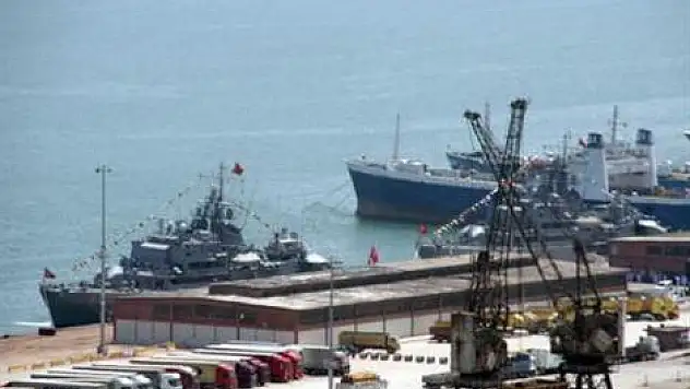 Savaş gemileri samsun'da
