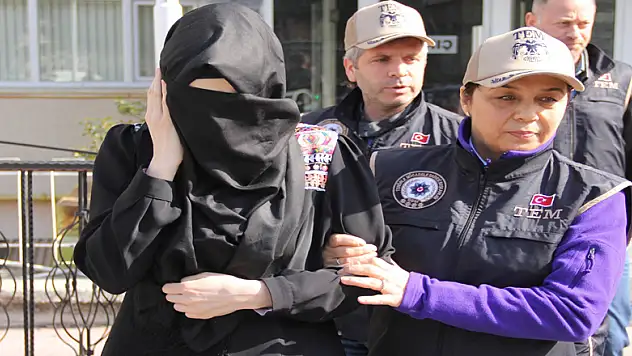 Cezaevine telefon parçası götürürken yakalandı