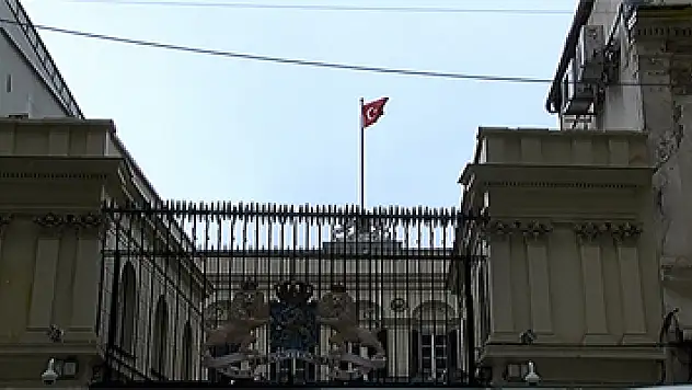 Hollanda Başkonsolosluğuna Türk bayrağı asıldı