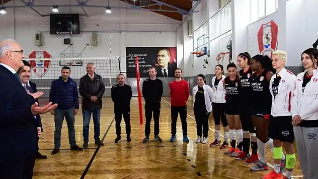 Başkan Yılmaz voleybol takımından şampiyonluk sözü aldı