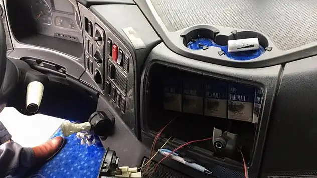 Tırın zulasında 976 paket kaçak sigara ele geçti