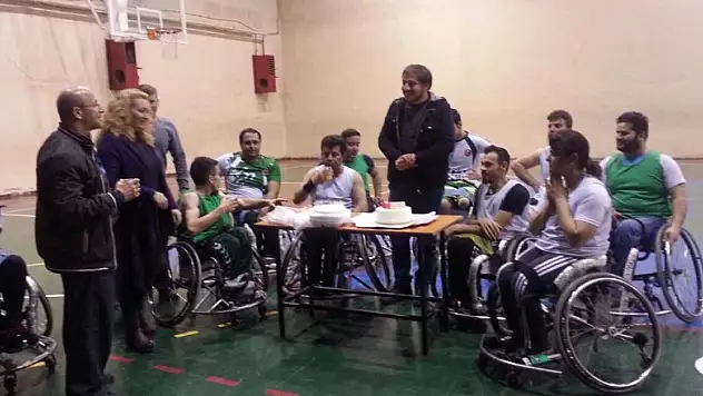 ÇABED'DEN MEHMET AKİF'E PASTALI UĞURLAMA