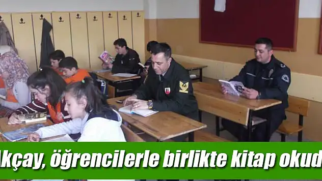 Akçay, öğrencilerle birlikte kitap okudu