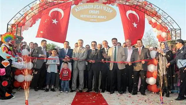 Parkların açılışı şölen havasında yapıldı