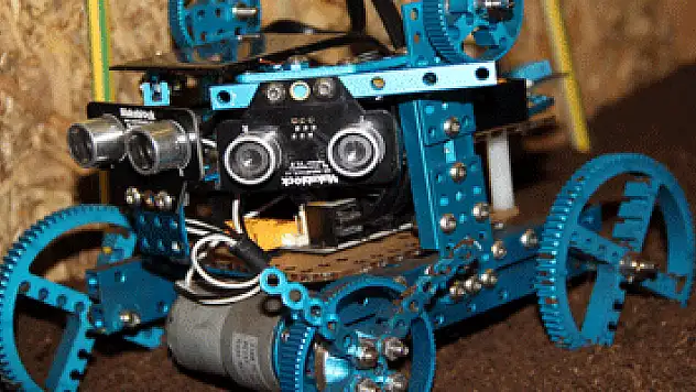 Ortaokul öğrencisinden tarla süren robot