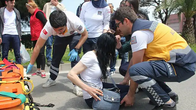 Yolun karşısına geçmeye çalışan genç kıza otomobil çarptı