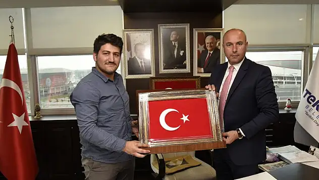  15 Temmuz gazisinden Başkan Togar'a nakış işlemeli Türk bayrağı tablosu