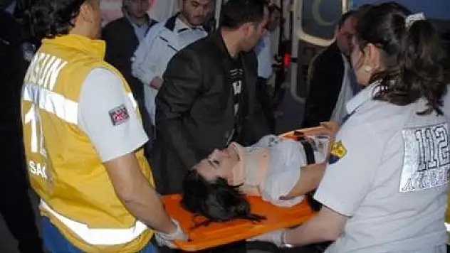 Genç kızlar kiralık araçla kaza yaptı