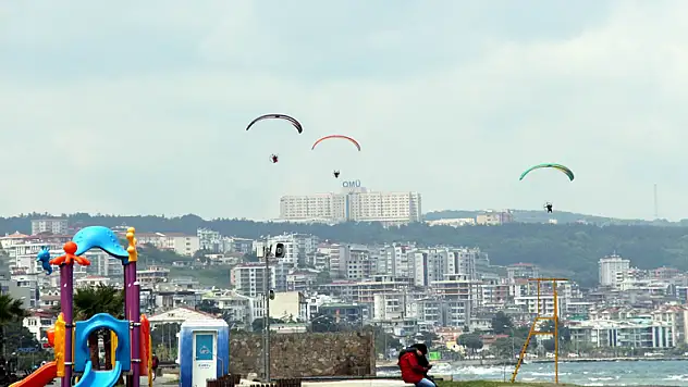 Gökyüzü paramotorlarla şenlendi
