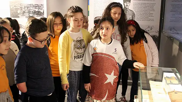 Minik öğrenciler müze rehberliği yaptı