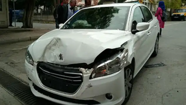 Otomobil ile kamyonet çarpıştı: 2 yaralı