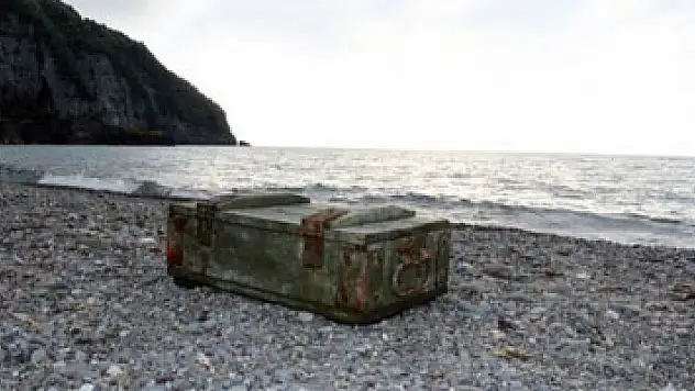 İçinde 20 adet el bombası bulunan sandık Karadeniz'de kıyıya vurdu