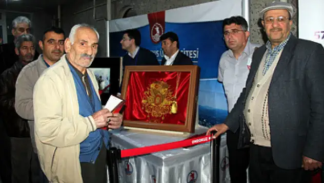 57. Alay Sancağı camilerde sergileniyor