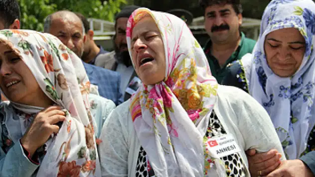 Oğlunun cenazesinde Kürtçe ağıt yakıp gözyaşı döktü