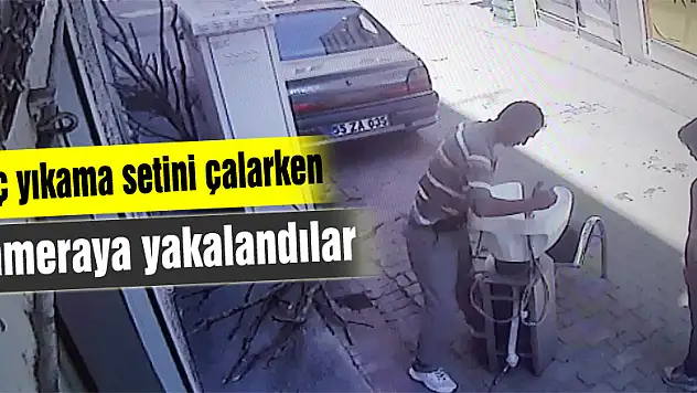 Bayan kuaförünün saç yıkama setini çalarken kameraya yakalandılar