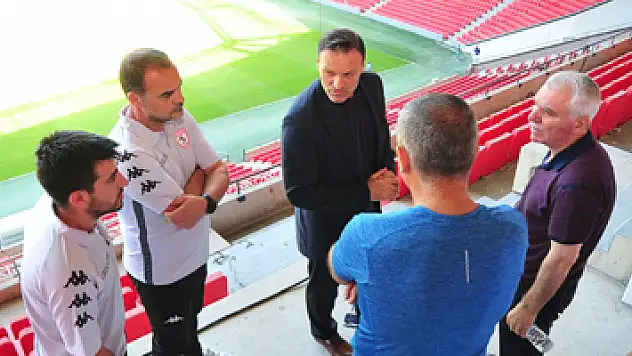 Yeni hoca yeni stadı gezdi