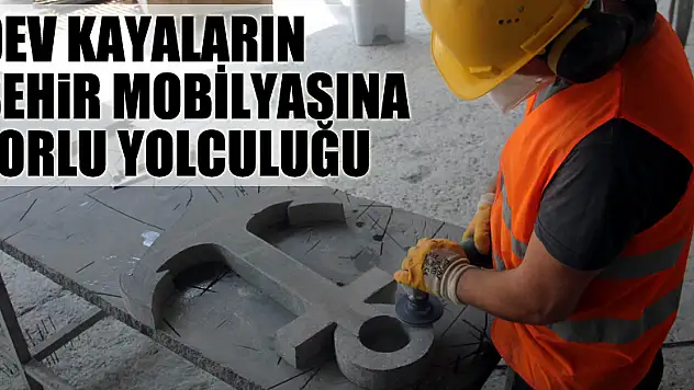 Dev kayaların şehir mobilyasına zorlu yolculuğu