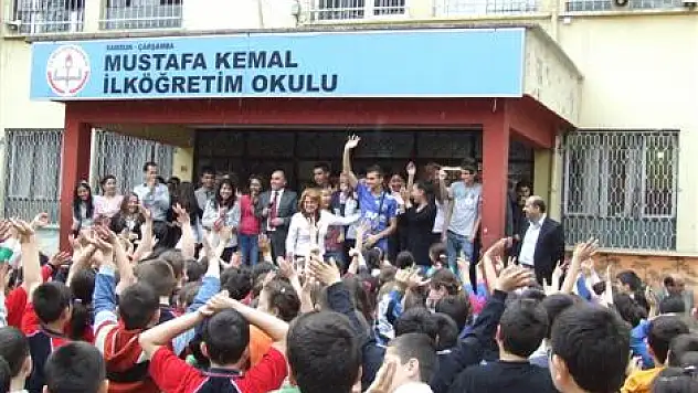 Romanyalı öğrenciler imza dağıttı