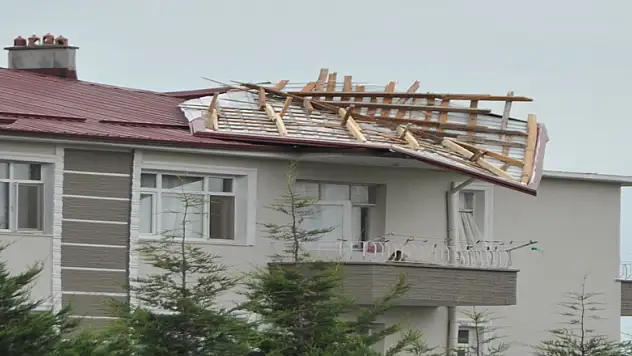 Rüzgar çatı uçurdu, baca yıktı