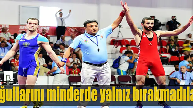 Oğullarını minderde yalnız bırakmadılar