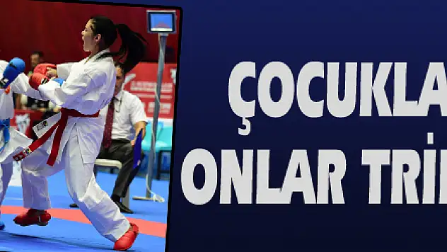 Çocukları tatamide onlar tribünde terledi