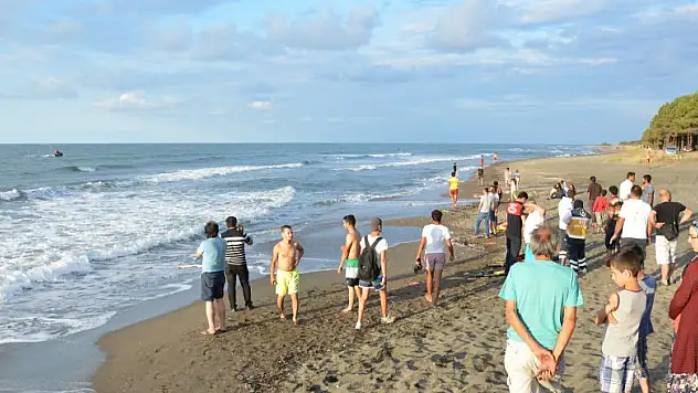 Denize giren 2 kişi boğuldu, 4 kişi son anda kurtarıldı