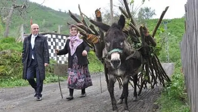 Kahveci, köy köy dolaşıp oy istiyor