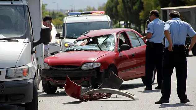 Ehliyetsiz sürücü kaza yaptı: 3 yaralı