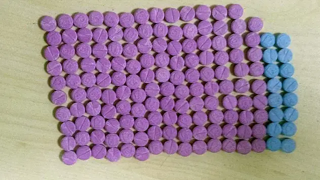 Şüpheli araçtan uyuşturucu hap çıktı 