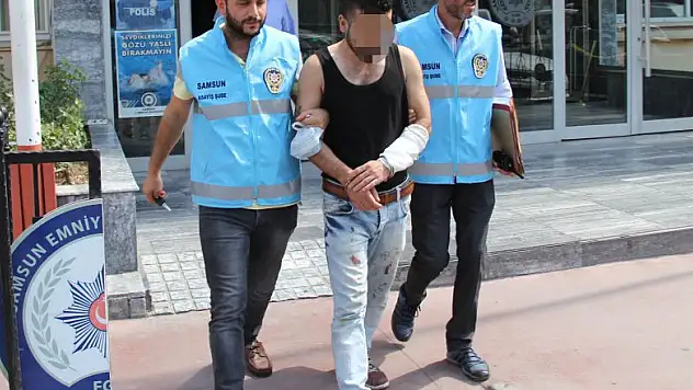 Annesini bıçakladı