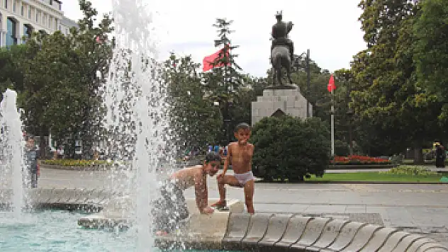 Suriyeli çocukların süs havuzundaki tehlikeli anları