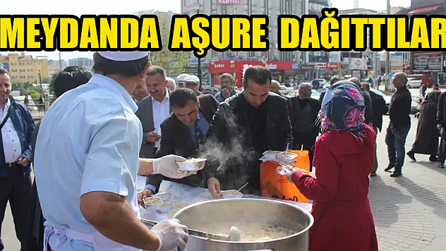 Meydanda aşure dağıttılar