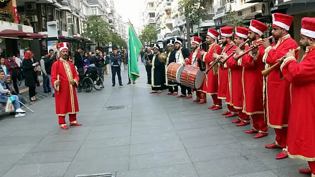 Cadde ortasında mehter gösterisi